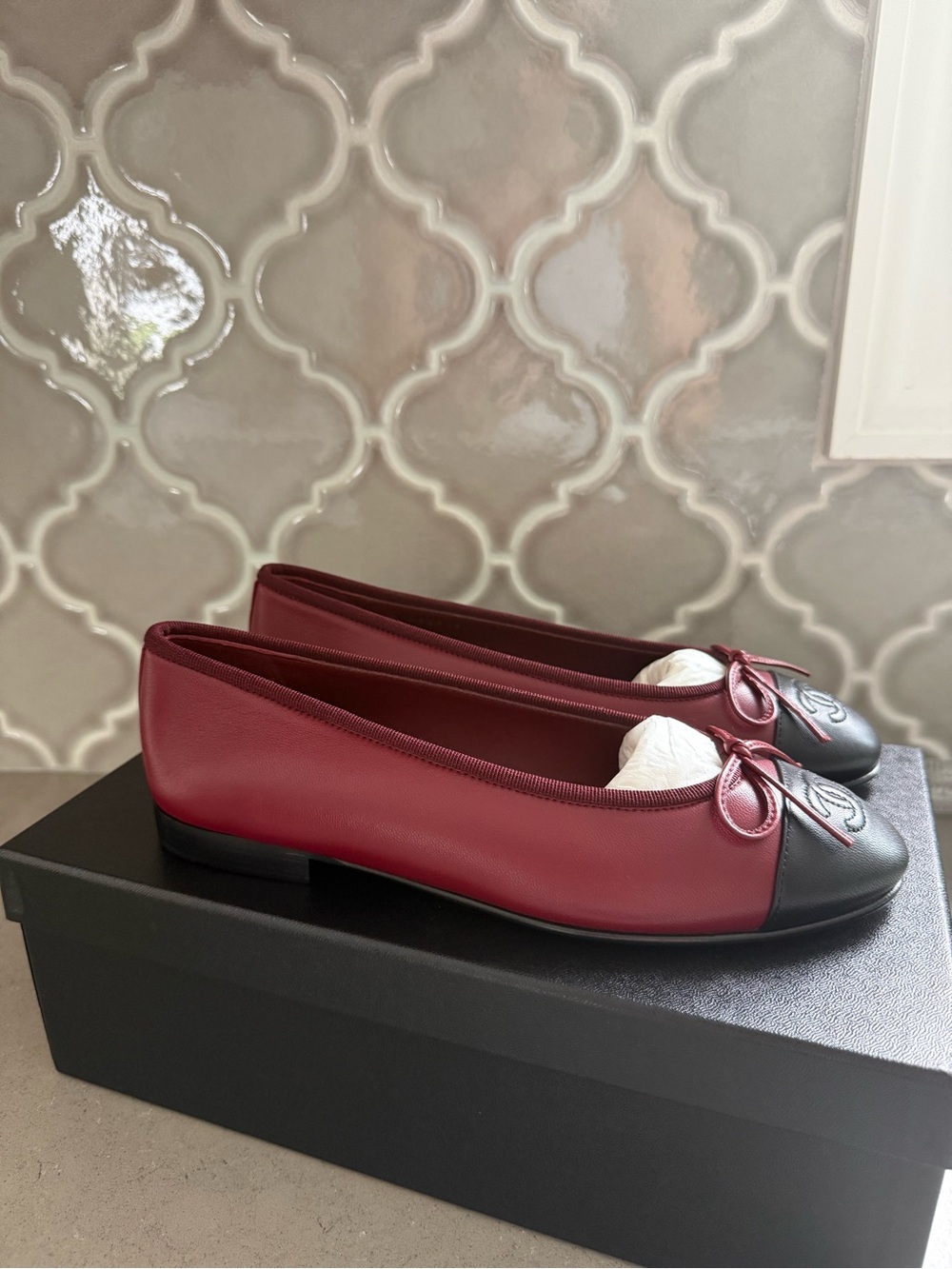 BNWT Chanel 25B Lambskin Calfskin Burgundy & Black Ballet Flat, Size 36.5